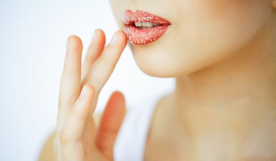 Homemade lip scrub with honey – it’s easy!