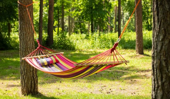 How to install a hammock?