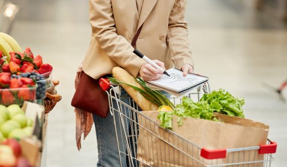 How to spend less when shopping at the supermarket?