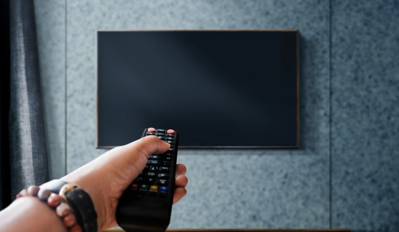 How to hang a TV on the wall? Guide