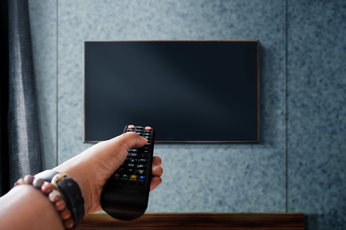 How to hang a TV on the wall? Guide