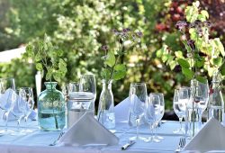Table arrangement for a garden party – 4 inspirations