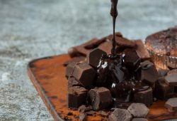 Chocolate topping made from chocolate and cream – ready in two minutes!