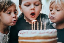 How to organize a birthday party for a child at home?