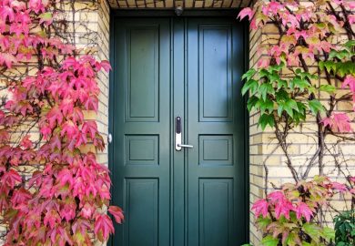 Squeaky front door – how to fix it?